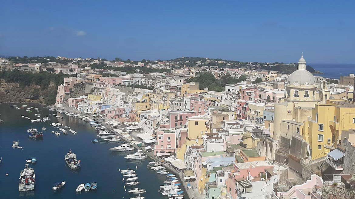 A Napoli sono diverse le statue della Madonna: "Che la Madonna ti accompagni!".