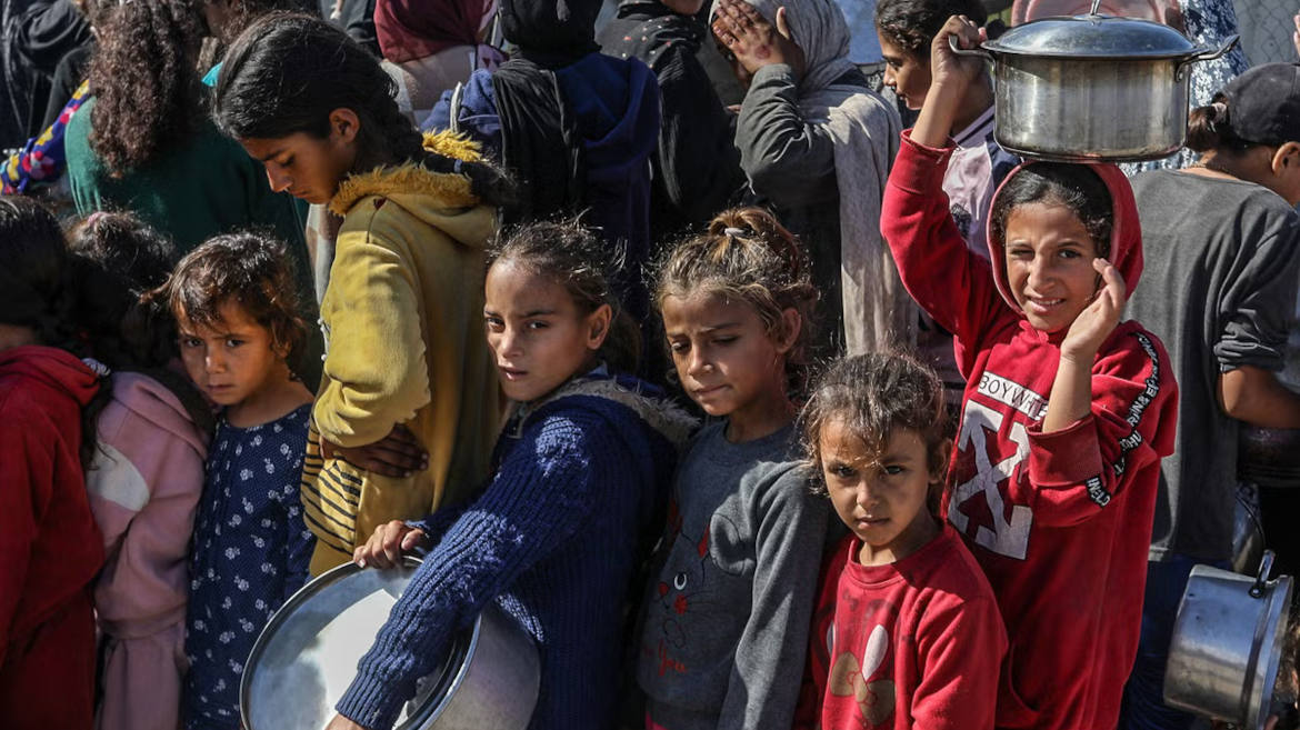 È difficile non perdersi di coraggio. La guerra appare irreversibile. Come possiamo essere arrivati a tanto dopo il “mai più la guerra”, proclamato da più parti negli anni seguiti al secondo conflitto mondiale?