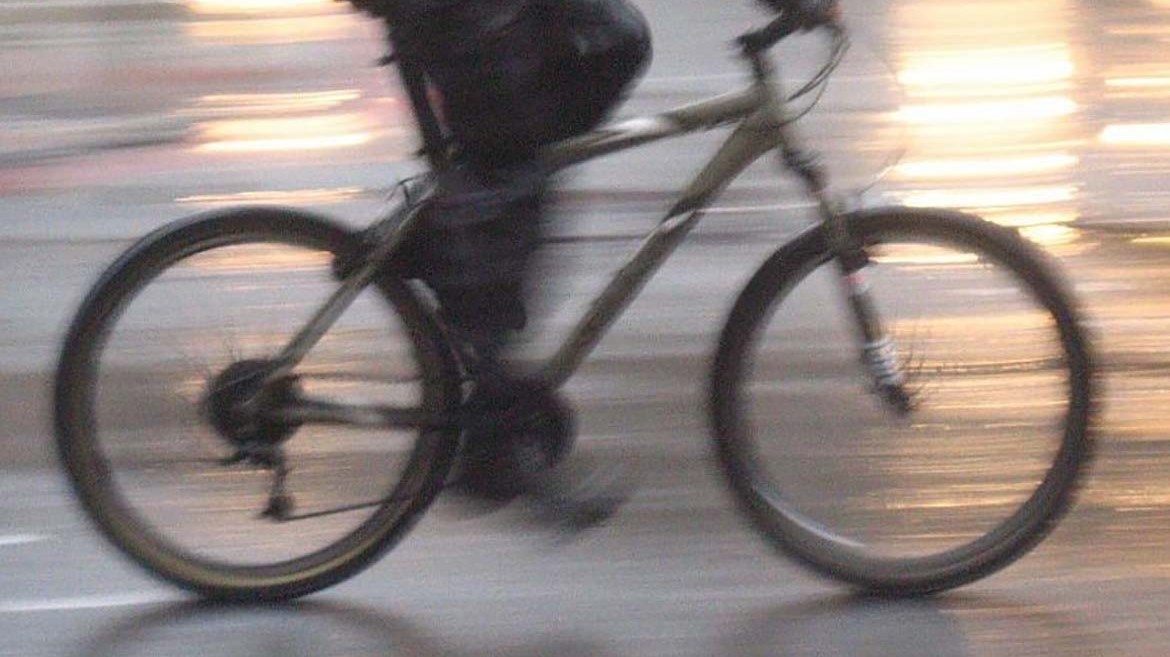 Tenta di fuggire per la Francia in bicicletta