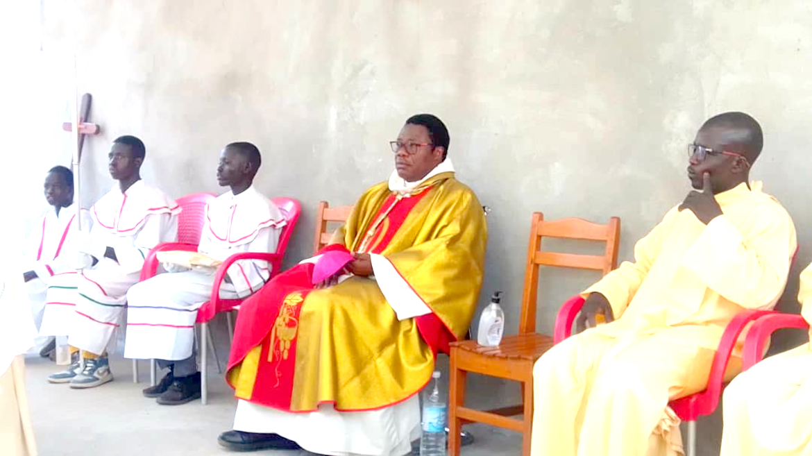 Il Vescovo della Diocesi di Maroua Mokolo, monsignor Bruno Ateba Edo, ha visitato il quartiere di San Giovanni Paolo II a Kolofata, il 10 maggio 2026.