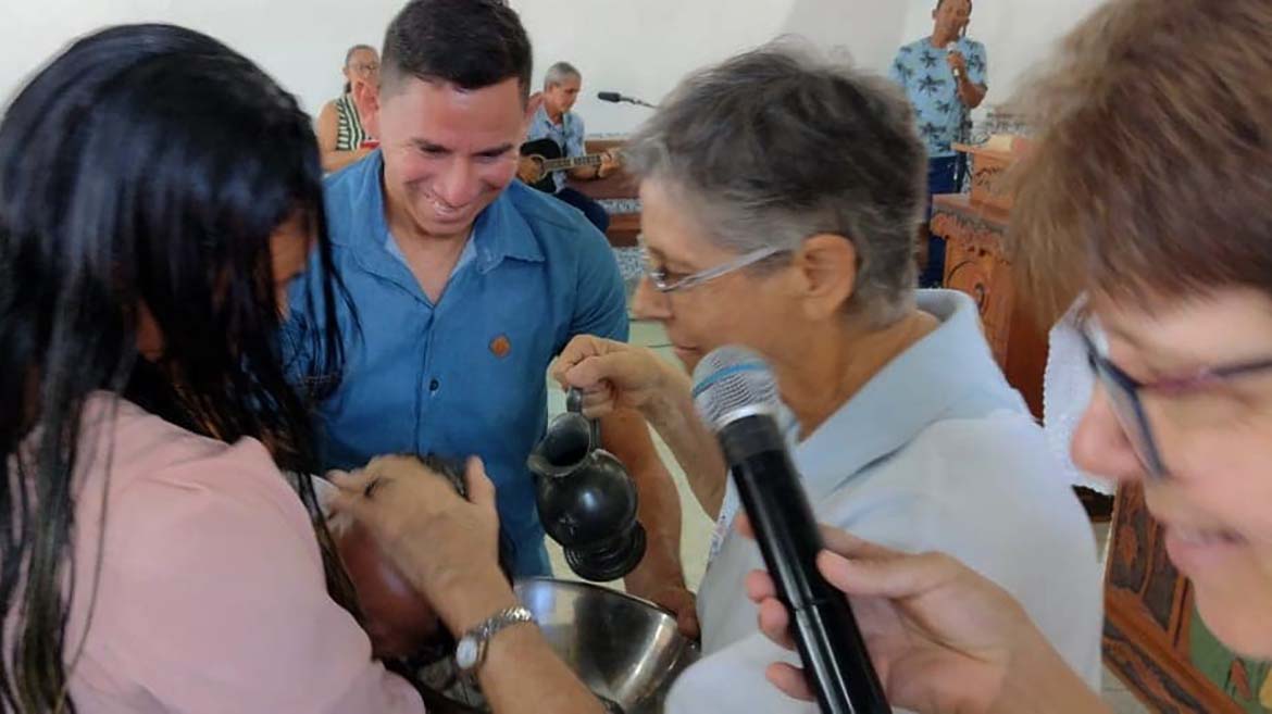 Suor Anna Clara amministra il Battesimo - Santarem - Amazzonia