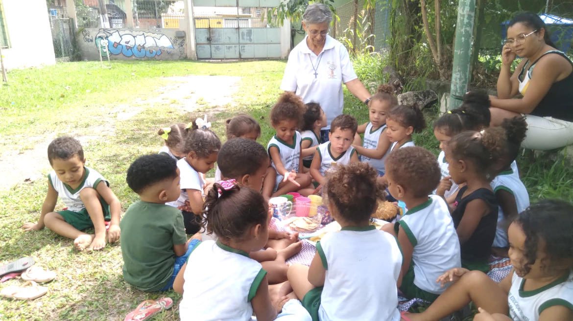 Suor Anna Clara Corino con i bambini del Cecom - Vila De Cava - Brasile _ suore S. Giuseppe Cuneo
