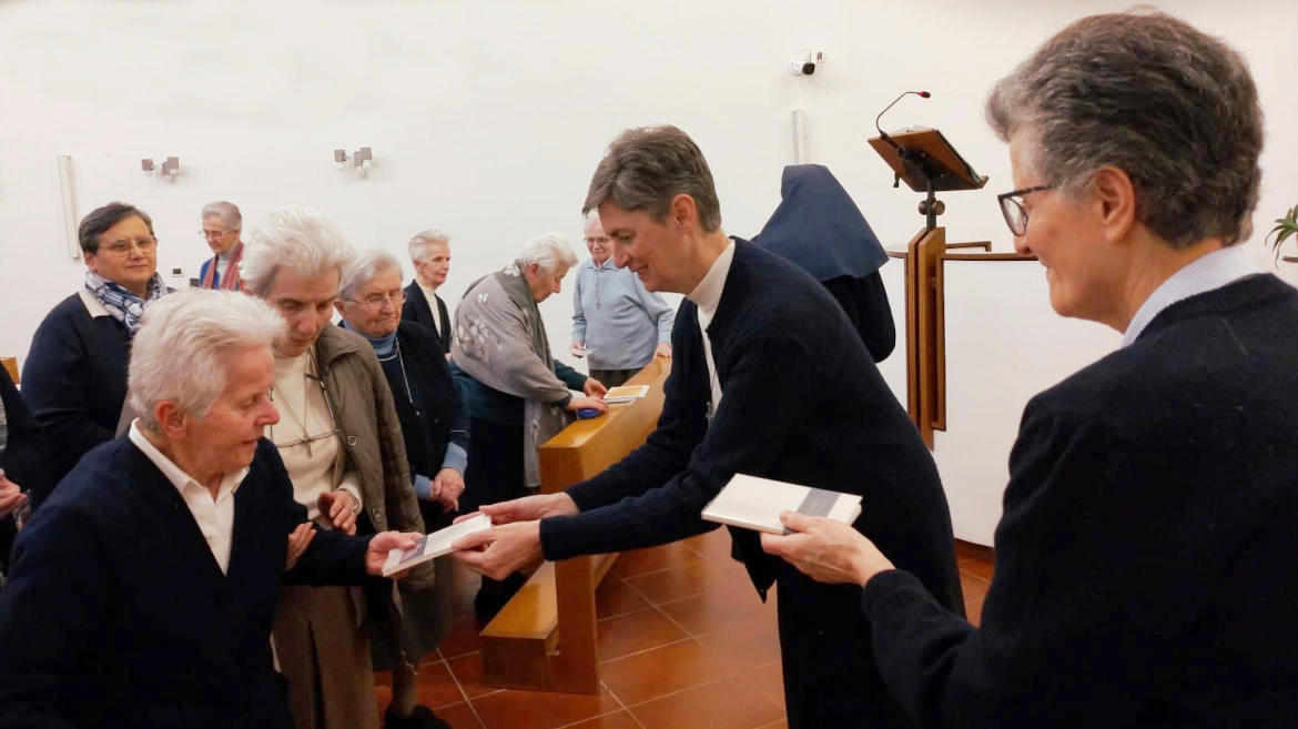 La consegna delle nuove Costituzioni aggiornate - Suore di san Giuseppe di Cuneo 2025
