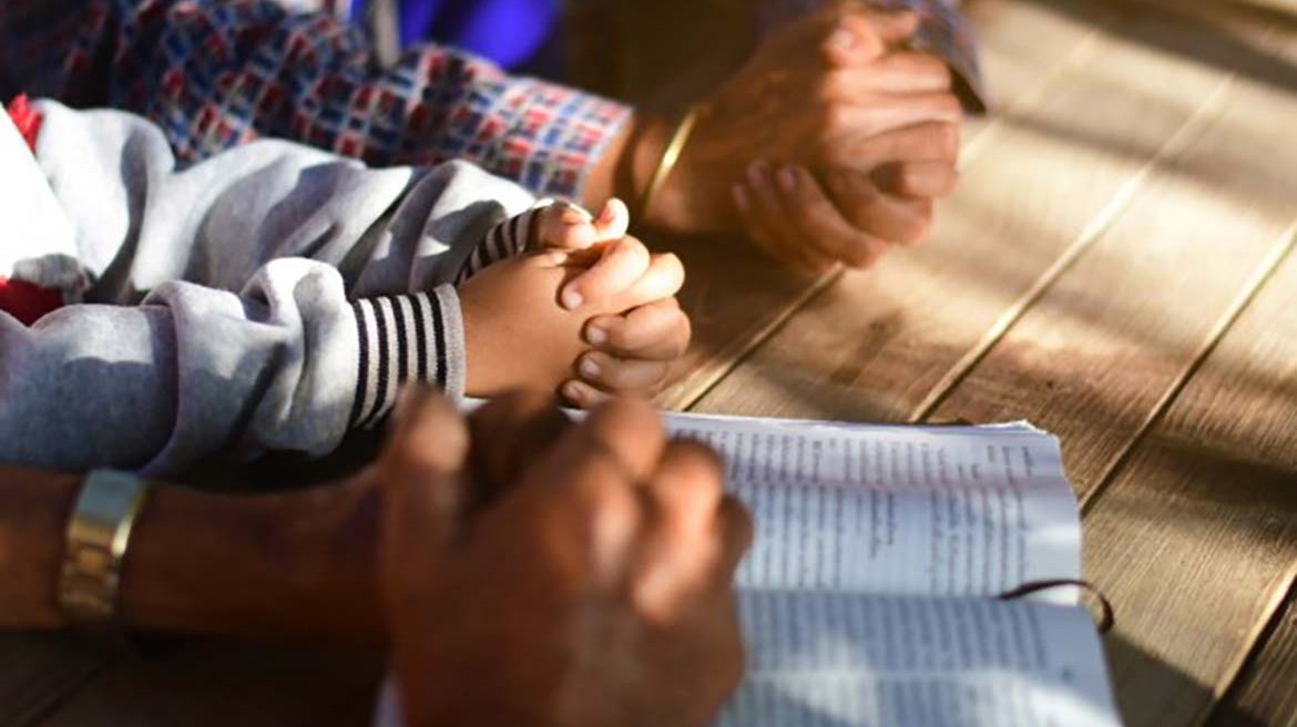 “Teniamo a portata di mano” il foglietto che riceviamo. Lo rivediamo in famiglia, con i nostri mariti e i figli, per riflettere e pregare. 