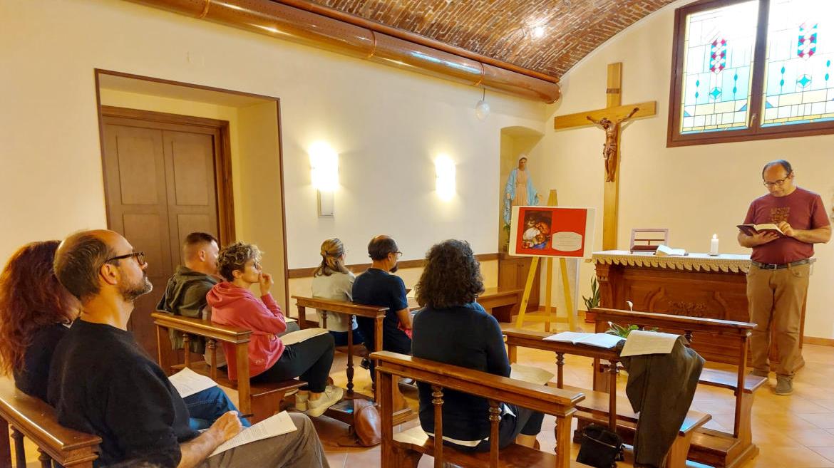 Alcune strade per farsi prossimo, anzi, il caro prossimo e che ha come sfondo l’inno alla carità di san Paolo.