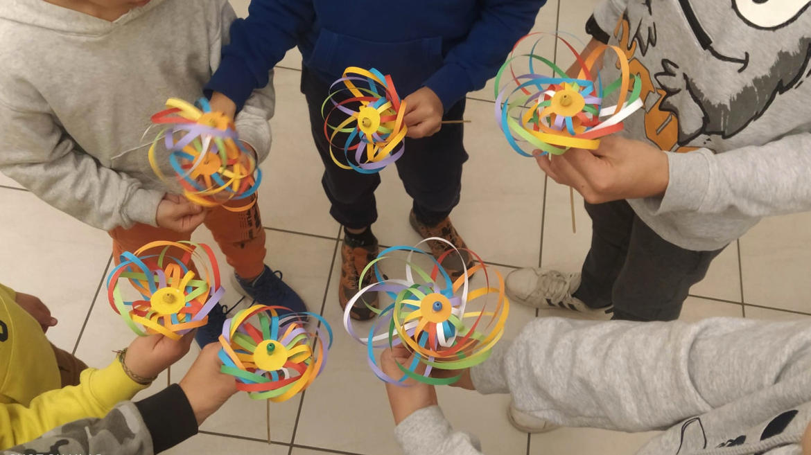 I bambini hanno creato, parlato e giocato con gli animatori. In particolare, sono stati aiutati, con il loro linguaggio, a lavorare sui “colori del carisma del Piccolo Disegno”. 