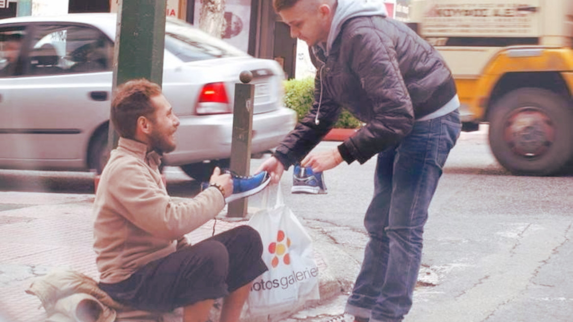 “Fate agli altri ciò che vorreste fatto a voi” è la trasposizione concreta dell’amate gli altri come voi stessi. 