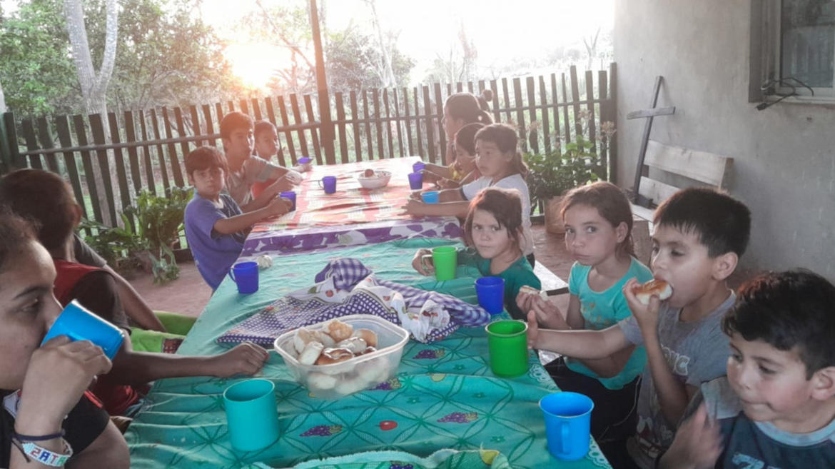 A Puerto Piray ai bambini poveri si offre anche la merenda che, per molti di loro, è un pranzo o una cena.